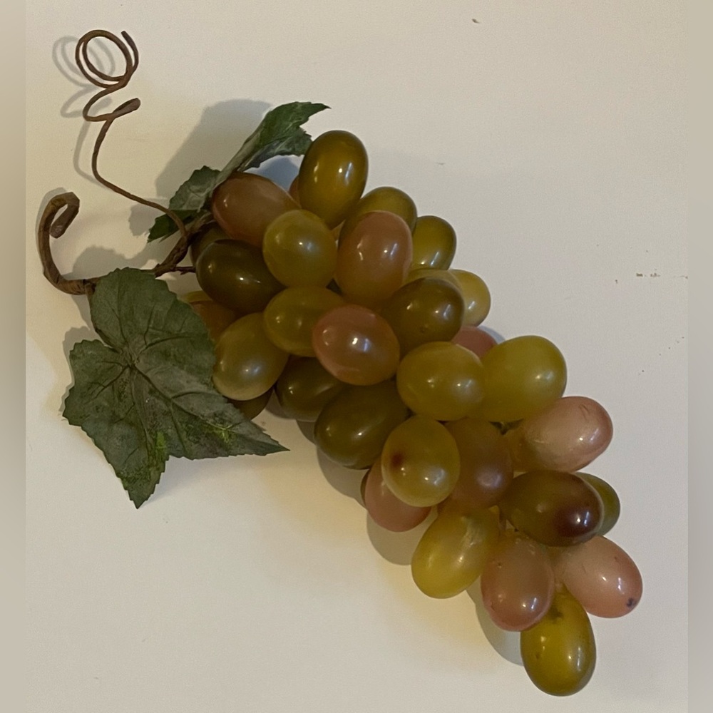 GRAPES 2 Leaves BUNCH PLASTIC LIFELIKE FAKE FOOD FAUX FRUIT HOME DECOR
